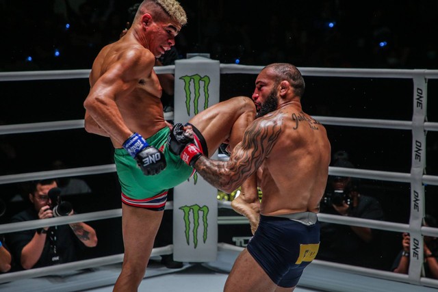 Fabricio Andrade (kiri) melayangkan serangan lutut pada John Lineker saat berlaga di ONE Fight Night 7 pada Februari 2023. Foto: ONE Championship