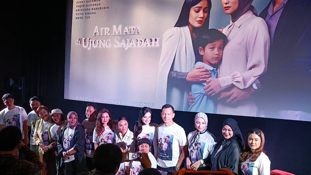 Konferensi Pers Trailer dan Poster film Air Mata di Ujung Sajadah, XXI Plaza Senayan, Jumat (4/8). Foto: Giovanni/kumparan