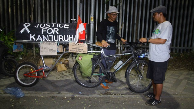 Suporter Arema Miftahuddin Ramly dengan sepeda berhias keranda mayat melakukan ekspedisi Lintas Stadion Jalur Pantura Malang-Jakarta hingga 17 Agustus 2023 tersebut untuk menggugah solidaritas dan kerukunan antarsuporter sepak bola di Indonesia. Foto: ANTARA FOTO/Moch Asim