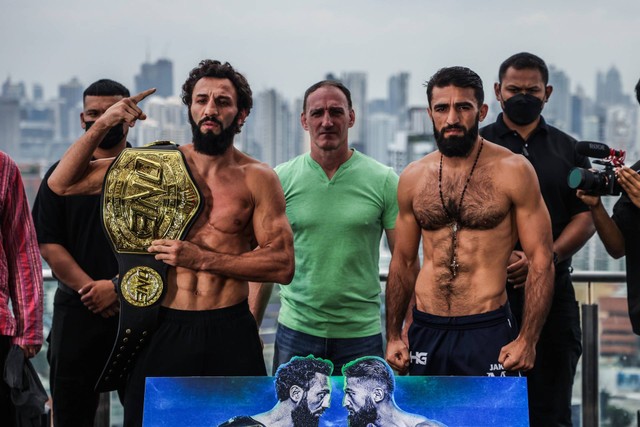 Chingiz Allazov (kiri), Juara Dunia ONE Featherweight Kickboxing, akan berhadapan dengan Marat Grigorian dalam laga perebutan gelar di puncak ONE Fight Night 13. Foto: ONE Championship