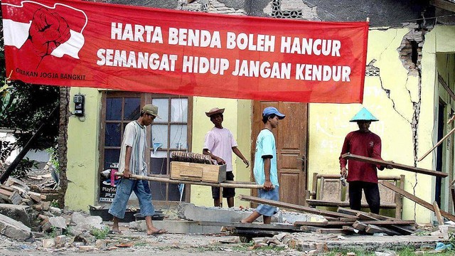 Warga mengumpulkan kayu dari rumah mereka yang runtuh saat gempa 27 Mei di Bantul, Yogyakarta, pada 2006 lalu.