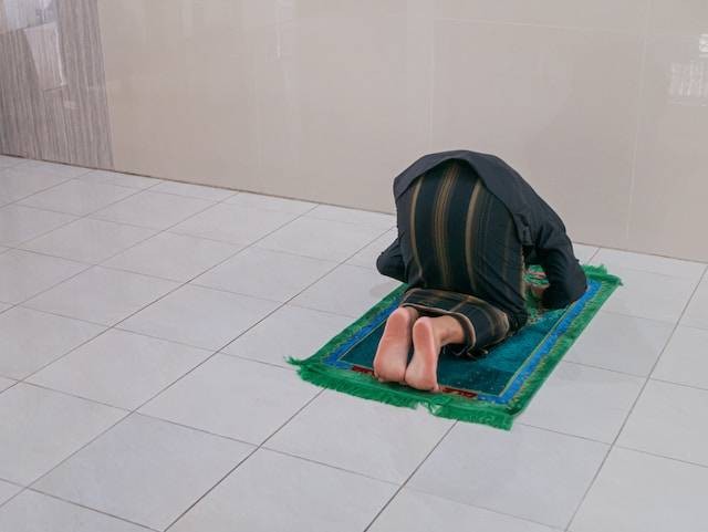 Tata Cara dan Bacaan Sholat Tahajud. Foto: Masjid Pogung Dalangan / Unsplash
