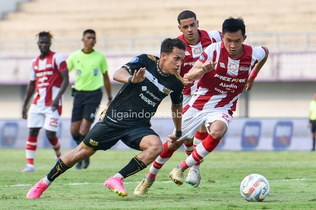 Egy Maulana Vikri berduel dengan Sutanto Tan dalam laga Dewa United vs Persis Solo di Indomilk, Arena, Tangerang, pada 4 Agustus 2023, pada lanjutan Liga 1. Foto: Situs web resmi Liga Indonesia Baru