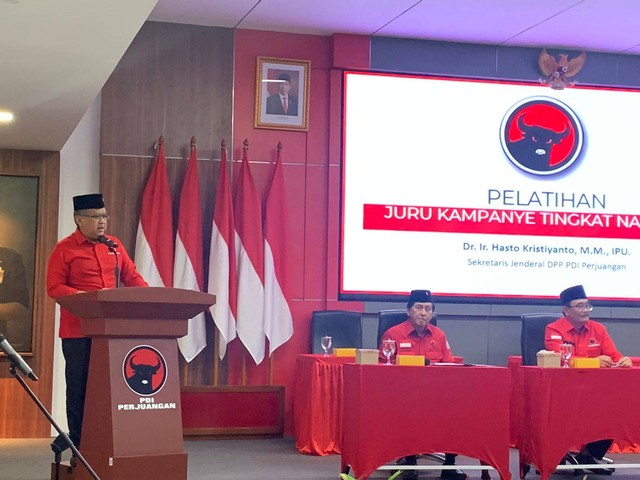 Sekjen PDIP Hasto Kristiyanto beri pembelakan Jurkam Nasional PDIP dan Ganjar Pranowo di 2024. Foto: Paulina Herasmaranindar/kumparan