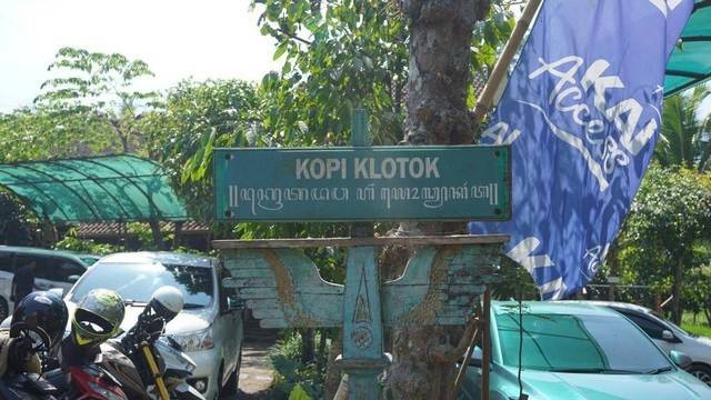 Papan nama Warung Kopi Klotok di Jalan Kaliurang Km 16, Sleman, DIY. Foto: Arif UT/Pandangan Jogja