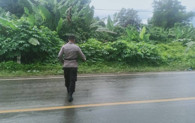 Polisi melakukan olah TKP pembacokan di Konawe. Foto: Istimewa