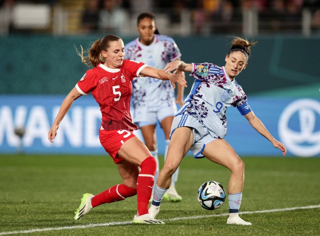 Esther Gonzalez dari Spanyol beraksi dengan Noelle Maritz dari Swiss dalam laga 16 Besar di Piala Dunia Wanita FIFA Australia dan Selandia Baru 2023. Foto: David Rowland/REUTERS