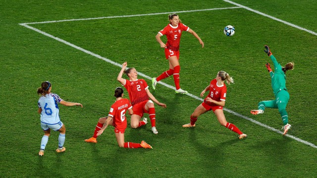 Pemain Spanyol Aitana Bonmati mencetak gol ketiga ke gawang Swiss di Piala Dunia Wanita 2023. Foto: Molly Darlington/Reuters