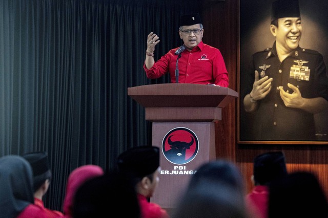 Sekjen DPP PDI Perjuangan Hasto Kristiyanto memberikan sambutan saat membuka acara pelatihan juru kampanye (jurkam) partai tingkat nasional dalam menghadapi Pemilu 2024 di Sekolah Partai DPP PDI Perjuangan, Jakarta, Sabtu (5/8/2023). Foto: ANTARA FOTO/Muhammad Adimaja