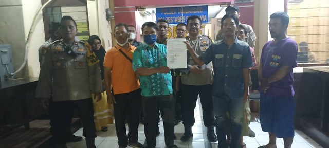 Seorang pengamen merusak bendera merah putih yang terpasang di tiang depan rumah Jalan Lebak Utara, Kelurahan Dukuh Setro, Kecamatan Tambaksari, Surabaya. Foto: Dok. Polsek Tambaksari