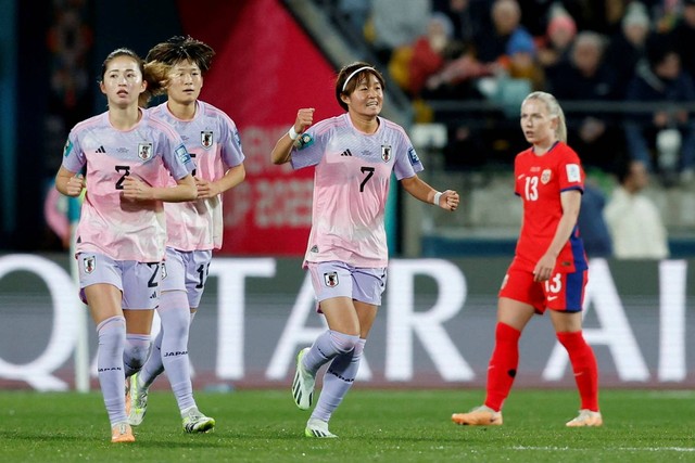 Pemain Jepang Hinata Miyazawa merayakan gol pertama mereka setelah sebuah gol bunuh diri oleh pemain Norwegia Ingrid Syrstad Engen pada pertandingan Piala Dunia Wanita 2023 di Stadion Regional Wellington, Wellington, Selandia Baru, Sabtu (5/8/2023). Foto: Amanda Perobelli/REUTERS