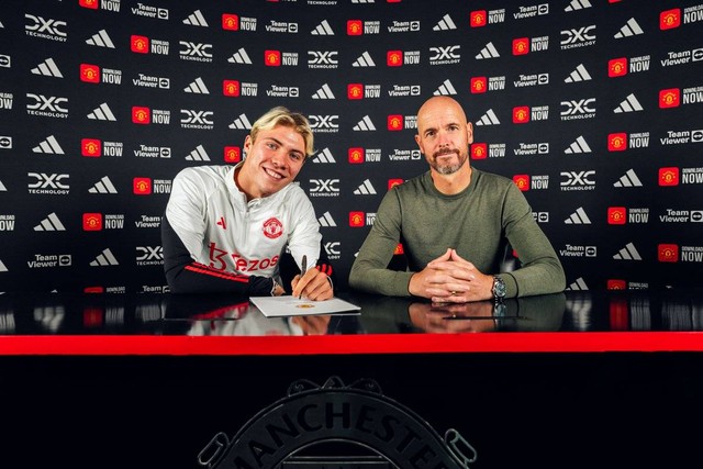 Rasmus Hojlund, pemain Manchester United (MU); bersama Pelatih Erik Ten Hag. Foto: Manchester United