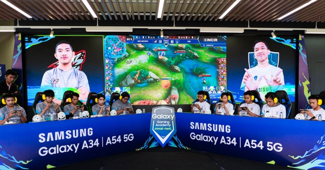 Tim GRD (kanan) mengalahkan Pats Esports (kiri) dengan skor 3-1 dalam grand final turnamen Galaxy Gaming Academy 2023 yang berlangsung di Senayan Park, Jakarta, Sabtu, 5 Agustus 2023. Foto: Samsung Indonesia/Kincir