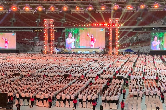 Pemecahan rekor dunia Pagelaran Angklung Terbesar di Stadion Utama Gelora Bung Karno, Jakarta, Sabtu (8/5/2023). Foto: Luthfi Humam/kumparan