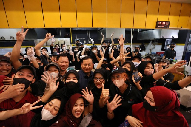 Bakal calon presiden dari partai Gerindra Prabowo Subianto saat makan siang di Mie Gacoan Tebet, Jakarta Selatan, Sabtu (5/8/2023). Foto: Dok. Istimewa