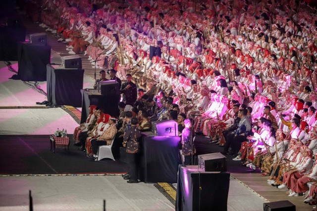 Belasan ribu orang terlibat dalam pemecahan rekor dunia pagelaran angklung terbesar, di Stadion Utama Gelora Bung Karno, Jakarta, Sabtu (5/8/2023). Foto: Jamal Ramadhan/kumparan