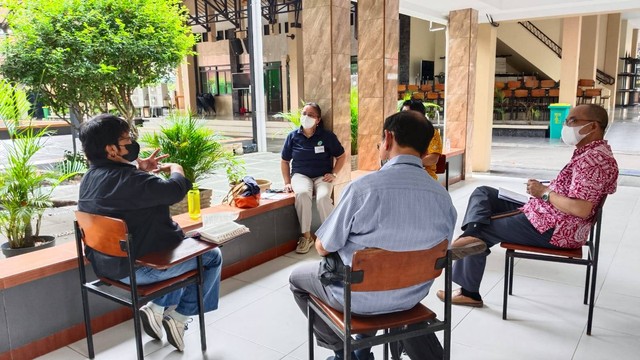 Dokumen Foto Pribadi: Ilustrasi Sebuah Rapat Sederhana