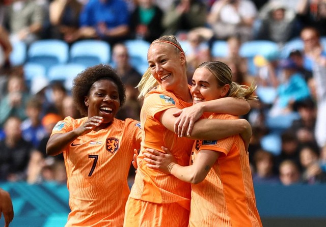 Jill Roord dari Belanda merayakan gol pertama mereka bersama Stefanie van der Gragt dan rekan satu timnya di Stadion Sepak Bola Sydney, Sydney, Australia. Foto: Carl Recine/Reuters