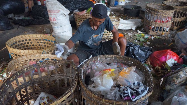 Petugas pemilah sampah di BUMKal Guwosari, Pajangan, Bantul. Foto: Arif UT / Pandangan Jogja