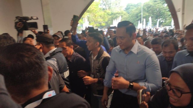 Anies Baswedan dan Agus Harimurti Yudhoyono (AHY) saya menghadiri kegiatan dialog rakyat di Sabuga, Kota Bandung, pada Minggu (6/8/2023). Foto: Rachmadi Rasyad/kumparan