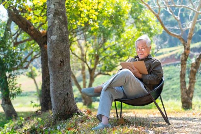 Sumber foto : https://www.istockphoto.com/id/foto/pria-senior-asia-duduk-di-taman-dengan-menulis-atau-menggambar-di-buku-catatan-gm1334361559-416514748?phrase=Seorang%20kakek%20duduk%20di%20taman%20kota