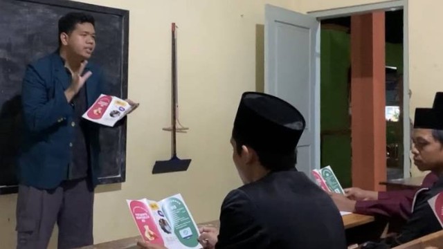 (22/07/2023) Gilang Gusnadi Mahasiswa KKN UNDIP Menyelenggaraan Edukasi Pembuatan NIB
