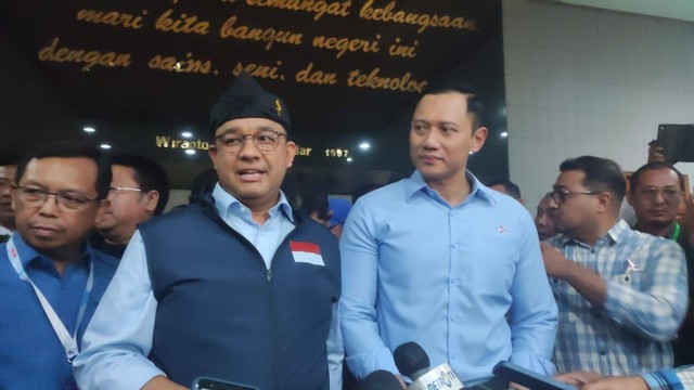 Anies Baswedan dan Agus Harimurti Yudhoyono (AHY) saat menyampaikan keterangan pada awak media di Sabuga, Kota Bandung, pada Minggu (6/8).  Foto: Rachmadi Rasyad/kumparan