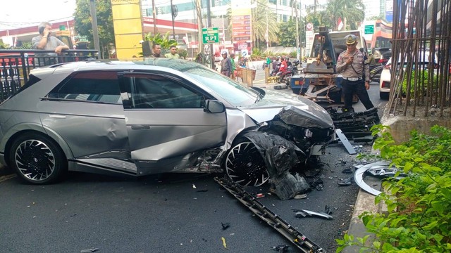 Mobil Hyundai Ioniq 5 tabrak pembatas jalan di Jalan HR Rasuna Said, Jaksel Foto: Twitter/@TMCPoldaMetro