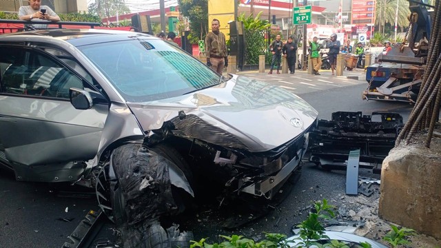 Mobil Hyundai Ioniq 5 tabrak pembatas jalan di Jalan HR Rasuna Said, Jaksel Foto: Twitter/@TMCPoldaMetro