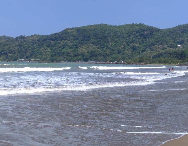 Pantai Teleng Ria, Pacitan, Jawa Timur. Foto: Khusnul Khatimah