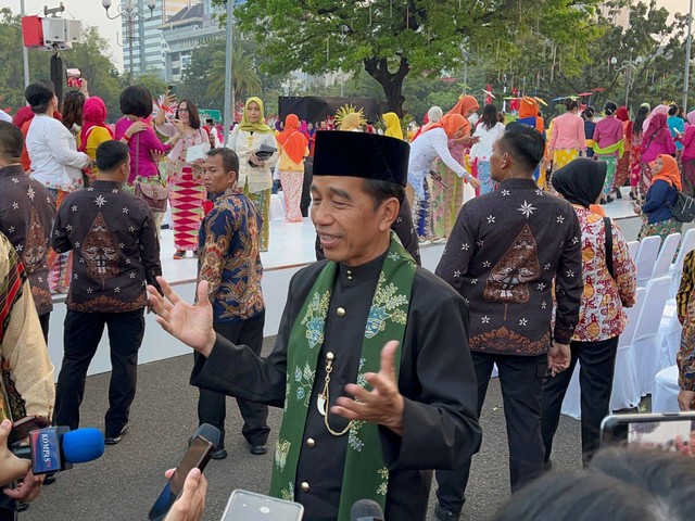 Presiden Jokowi di kompleks Istana Merdeka, Minggu (6/8). Foto: Haya Syahira/kumparan