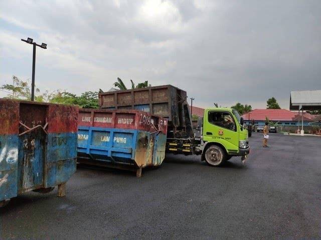 Kontainer dan truk sampah milik Dinas Lingkungan Hidup Bandar Lampung. | Foto : Kejari Bandar Lampung