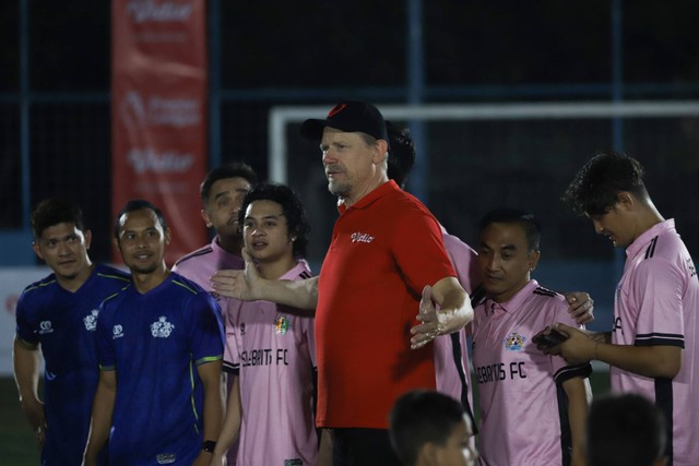 Kiper legendaris Manchester United, Peter Schmeichel, mengikuti fun football bersama Selebritis FC di Pancoran Soccer Field, Jakarta, Minggu (6/8/2023).  Foto: Dicky Adam Sidiq/kumparan