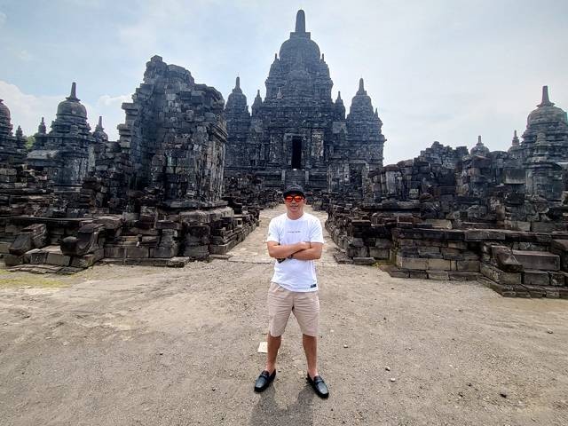 Youtuber Traveling keliling Indonesia, Moh Zen Maulana, yang terkenal karena tips tentang anggaran minimalis dalam perjalanan wisata.
