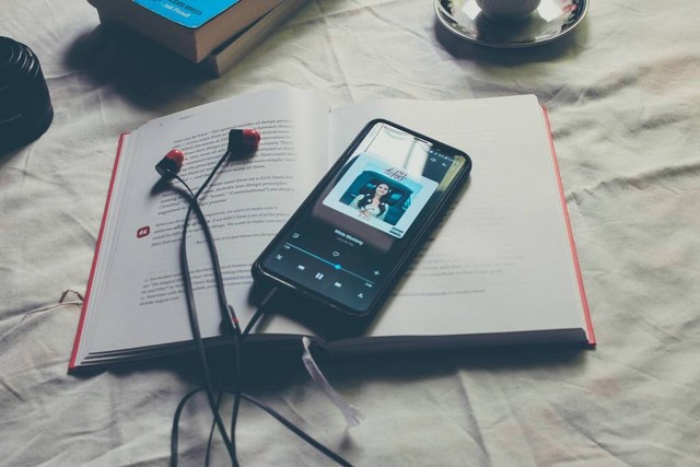 Ilustrasi cara membuat podcast di Spotify. Foto: Unsplash/Mohamed M