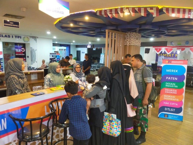 Masyarakat sedang mengunjungi loket layanan kekayaan intelektual pada Kemenkumham Legal Expo 2023 di MPP Banda Aceh