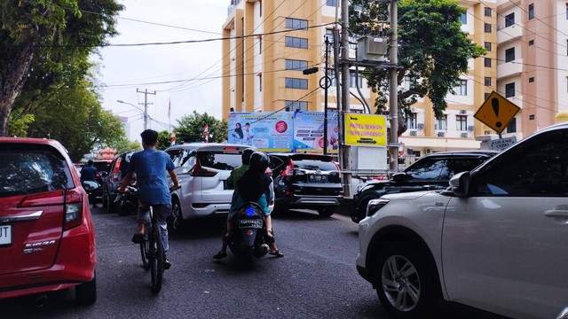 Salah satu dari beberapa titik rawan macet di Kota Palembang pada jam tertentu. (Dok Urban Id)