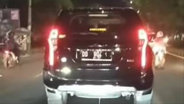 Viral Pajero ugal-ugalan senggol pemotor di Makassar. Foto: Instagram/@mksinfo.official