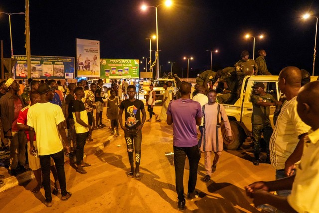 Pendukung junta Niger ikut serta dalam demonstrasi di dekat pangkalan udara di Niamey, Niger, Sabtu (5/8/2023). Foto: Mahamadou Hamidou/Reuters