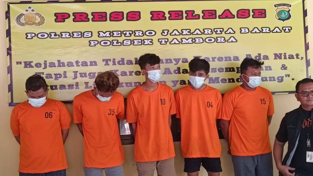 Polres Tambora merilis 5 tersangka dari total 10 tersangka utama curanmor. Foto: Thomas Bosco/kumparan