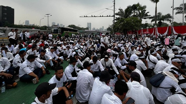 Aksi unjuk rasa pekerja honorer kota Serang, Banten di depan Gedung DPR/MPR Senin (7/8/2023). Foto: Haya Syahira/kumparan