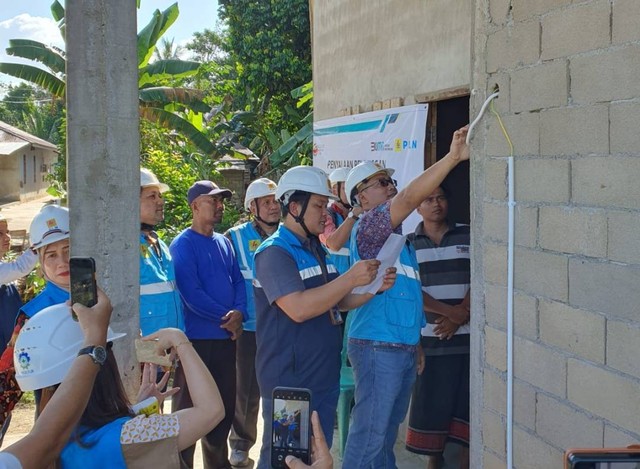 PLN Kalbar menyalakan listrik rumah warga kurang mampu di Kubu Raya. Foto: Dok. PLN Kalbar