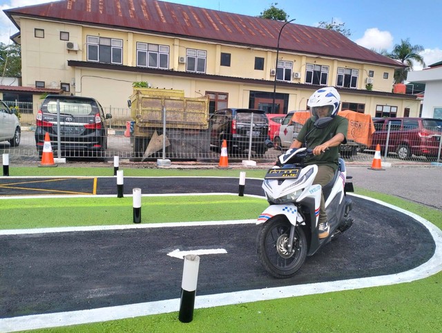 Warga menjajal trek lintasan baru uji praktik SIM di Polresta Kendari. Foto: Moh Ijah/kendarinesia