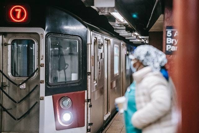 Ilustrasi cara beli tiket MRT online dan offline, sumber foto: pexels.com/Laura James