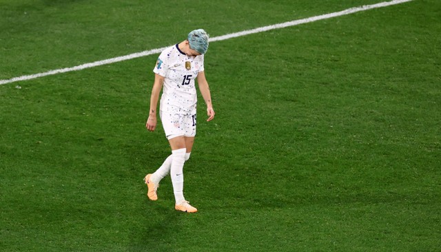 Reaksi Megan Rapinoe dari AS setelah gagal mengeksekusi penalti saat adu penalti di Melbourne Rectangular Stadium, Melbourne, Australia. Foto: Hannah McKay/Reuters