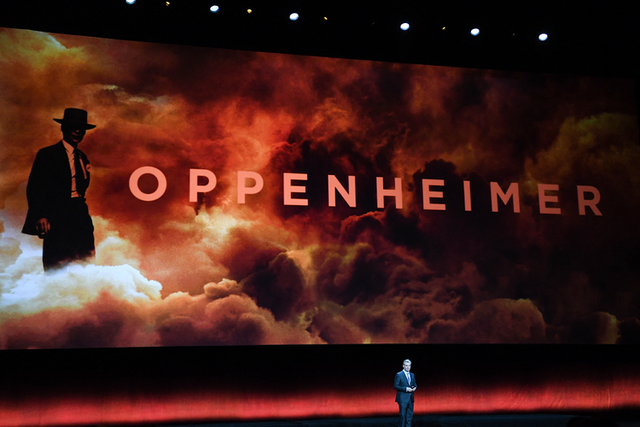 Sutradara Christopher Nolan melakukan presentasi film Oppenheimer. (Photo by VALERIE MACON/AFP via Getty Images)