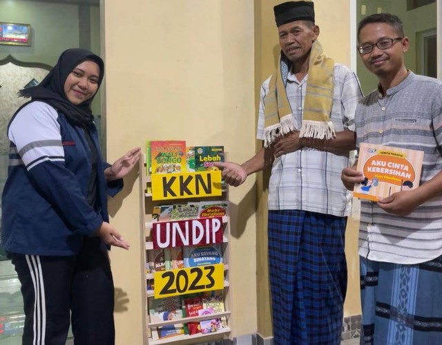 Penyerahan Hasil Program Pojok Baca Kepada Pengurus Masjid. Sumber: Dokumentasi KKN Tim 2 Undip Tahun 2023