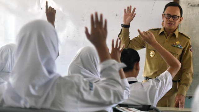 Bima Arya Berhentikan Kepsek SDN 1 Cibereum Yang Pecat Guru Pelapor ...