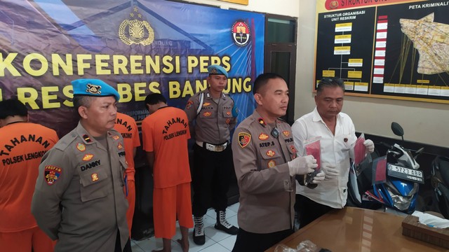 Kompol Atep Suhendi menunjukkan barang bukti dan tersangka saat konferensi pers kasus pencurian di Polsek Lengkong, Kota Bandung, pada Senin (7/8). Foto: Rachmadi Rasyad/kumparan