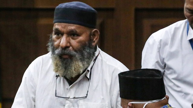 Terdakwa Gubernur nonaktif Papua Lukas Enembe berbincang dengan kuasa hukumnya Petrus Bala Pattyona (kanan) saat menjalani sidang lanjutan di Pengadilan Tipikor, Jakarta, Senin (7/8/2023). Foto: Asprilla Dwi Adha/Antara Foto